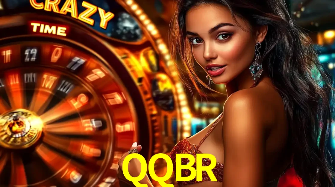 Mulher ao lado da roda de prêmios do jogo de cassino ao vivo Crazy Time, um dos shows de jogos mais emocionantes oferecidos pela plataforma de apostas QQBR.
