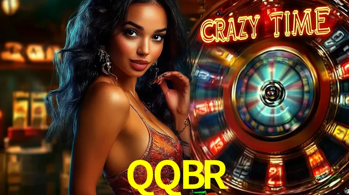 Mulher elegante ao lado da vibrante roda da fortuna do jogo de cassino ao vivo Crazy Time, um dos game shows mais populares e cheios de prêmios do QQBR.